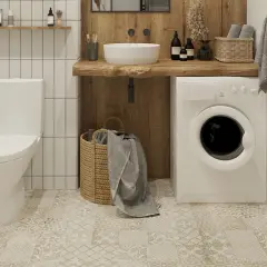 Łazienka z pralką i toaletą. Wymiary WC kompaktowe, idealne do małych przestrzeni. Umywalka na drewnianym blacie, kosz na pranie.