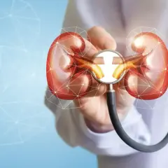 Lekarz bada nerki stetoskopem, symbolizując problemy z oddawaniem moczu po wyjęciu cewnika.