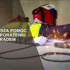 Mężczyzna w kamizelce odblaskowej leży na ziemi, doświadczając porażenia prądem elektrycznym. Iskry i błysk światła towarzyszą zdarzeniu.
