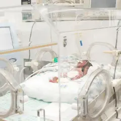 Noworodek w inkubatorze, walczący z rozszczepem kręgosłupa. Rokowania są ostrożne, ale nadzieja na lepszą przyszłość.