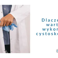 Lekarz zakłada rękawiczki, przygotowując się do badania. Dowiedz się, na czym polega cystografia i dlaczego warto ją wykonać.